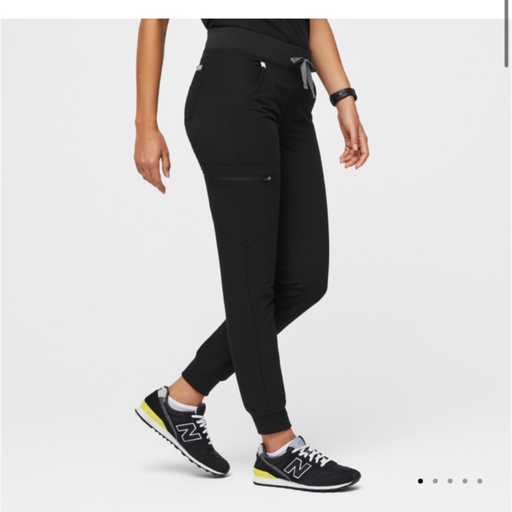 Figs Zamora petite medium black jogger
